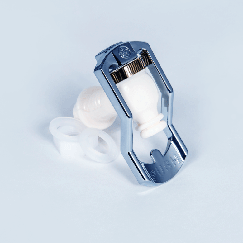 Pièce de rechange pour la fontaine EVA Lors de l’installation du robinet, la face bombée de l’écrou plat se visse contre le joint positionné sur le filetage, à l’intérieur de la fontaine, afin d’assurer l’étanchéité complète du réservoir.